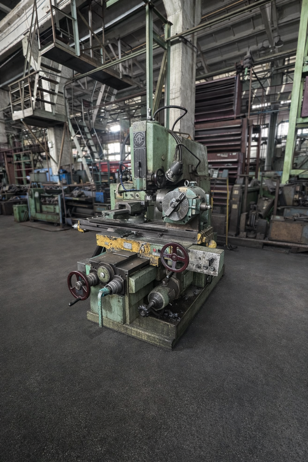 Универсально-фрезерный